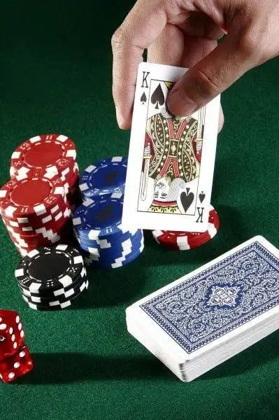 Dealer langsung dengan kamera multi-sudut menangkap hasil Layar dealer langsung menunjukkan hasil permainan blackjack yang ditangkap kamera